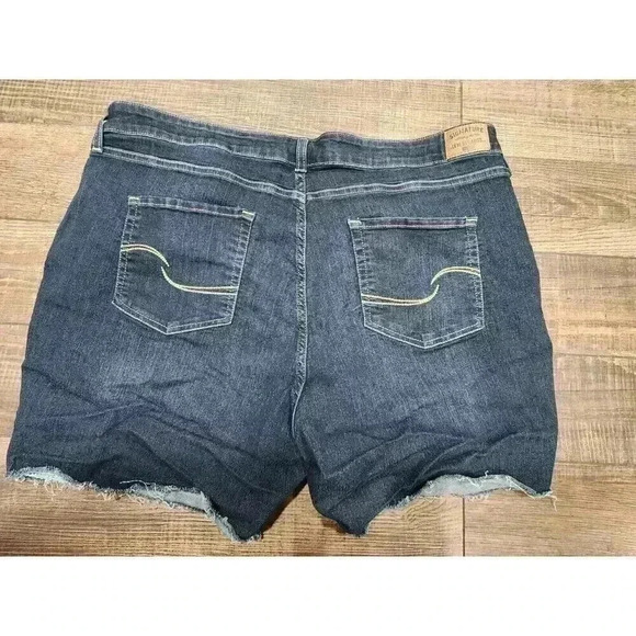 Levi's Signature Womens Modern Capri Jean Shorts Sz 24 Mid Rise Pant Dark Denim - Picture 5 of 7